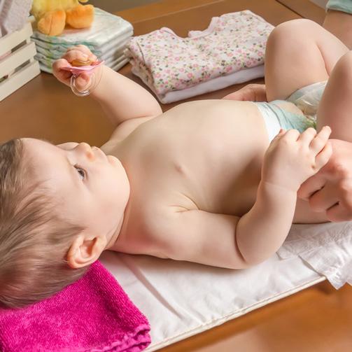 換尿布 怎麼替新生兒穿衣服與換尿布？快跟著護理長學小技巧！ | 嬰兒與母親